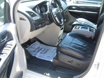 2013 Chrysler Town & Country, $5195. Photo 4