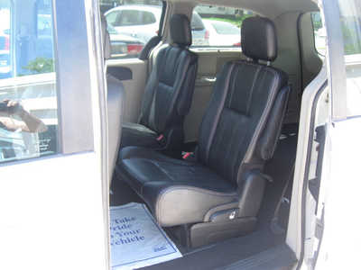 2013 Chrysler Town & Country, $5195. Photo 5