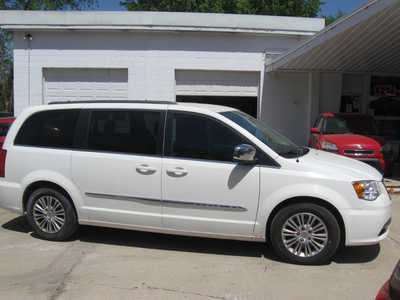 2013 Chrysler Town & Country, $5195. Photo 9