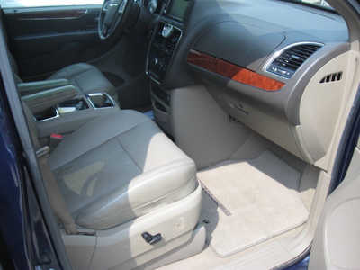 2013 Chrysler Town and, $7995. Photo 12