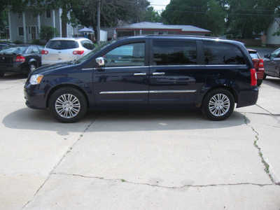 2013 Chrysler Town and, $7995. Photo 3