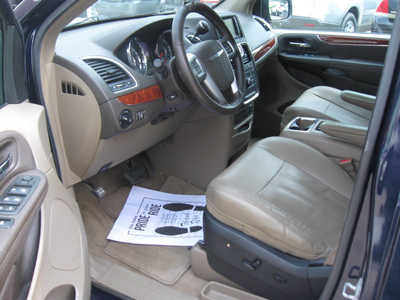 2013 Chrysler Town and, $7995. Photo 4