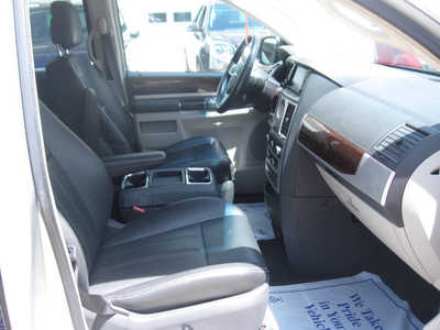 2010 Chrysler Town & Country, $4995. Photo 12