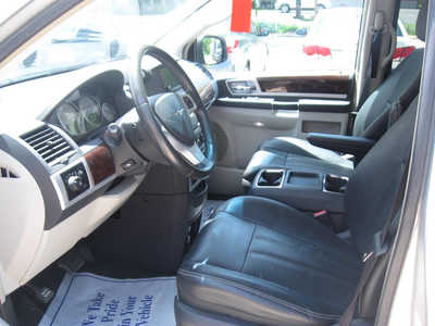 2010 Chrysler Town & Country, $4995. Photo 3