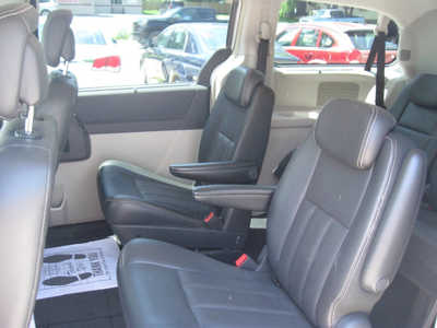2010 Chrysler Town & Country, $4995. Photo 4