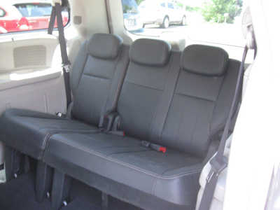 2010 Chrysler Town & Country, $4995. Photo 5