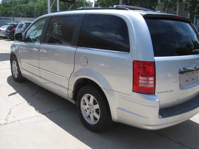 2010 Chrysler Town & Country, $4995. Photo 6