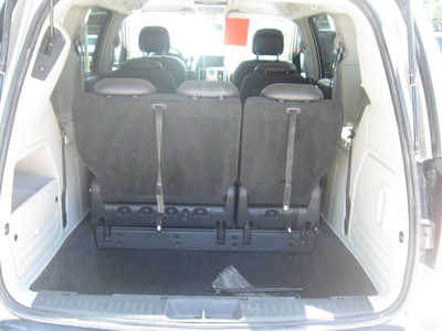 2010 Chrysler Town & Country, $4995. Photo 8