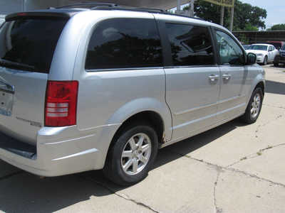 2010 Chrysler Town & Country, $4995. Photo 9