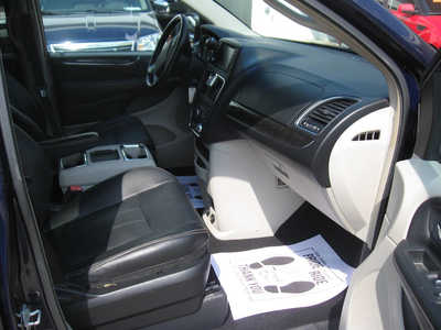 2016 Chrysler Town & Country, $8595. Photo 10