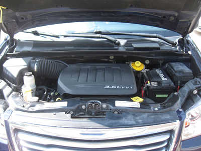2016 Chrysler Town & Country, $8595. Photo 12