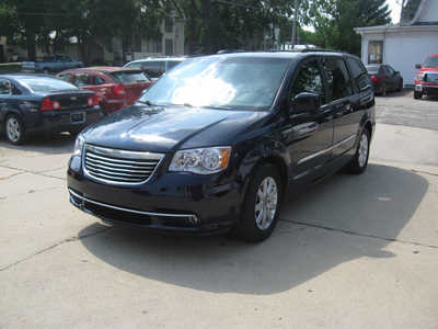 2016 Chrysler Town & Country, $8595. Photo 2