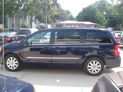 2016 Chrysler Town & Country, $8595. Photo 3