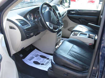 2016 Chrysler Town & Country, $8595. Photo 4