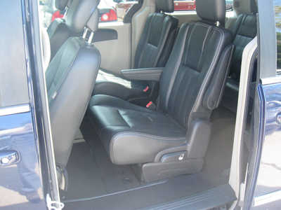 2016 Chrysler Town & Country, $8595. Photo 5