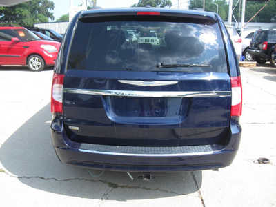 2016 Chrysler Town & Country, $8595. Photo 6
