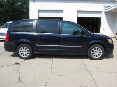 2016 Chrysler Town & Country, $8595. Photo 8