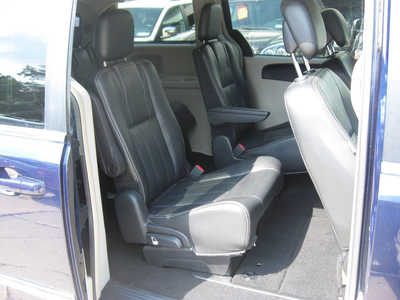 2016 Chrysler Town & Country, $8595. Photo 9