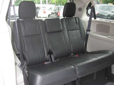 2013 Chrysler Town & Country, $6595. Photo 11