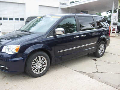 2013 Chrysler Town & Country, $6595. Photo 2