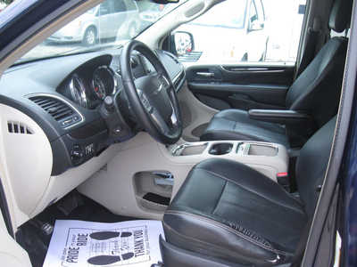 2013 Chrysler Town & Country, $6595. Photo 3