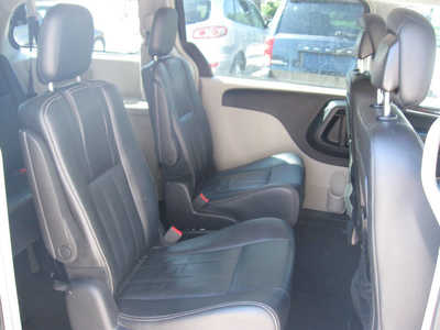 2016 Chrysler Town & Country, $8595. Photo 12