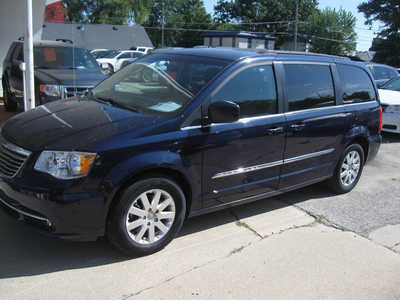 2016 Chrysler Town & Country, $8595. Photo 2