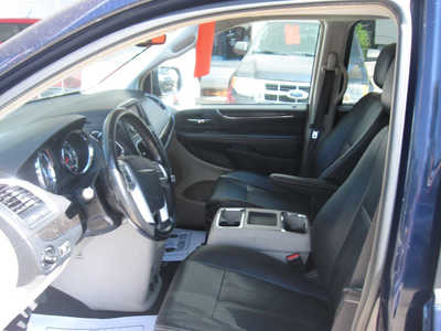 2016 Chrysler Town & Country, $8595. Photo 3