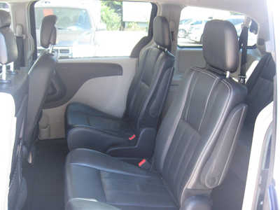2016 Chrysler Town & Country, $8595. Photo 5