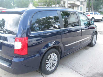 2016 Chrysler Town & Country, $12595. Photo 11