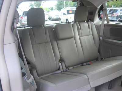 2016 Chrysler Town & Country, $12595. Photo 12