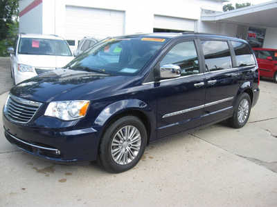 2016 Chrysler Town & Country, $12595. Photo 2