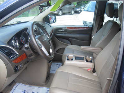 2016 Chrysler Town & Country, $12595. Photo 3