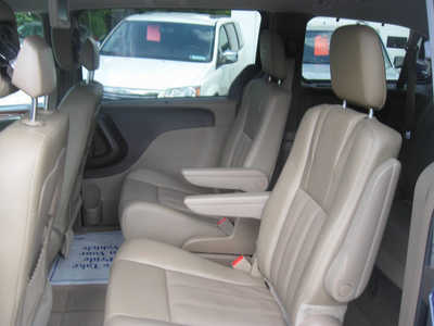 2016 Chrysler Town & Country, $12595. Photo 6