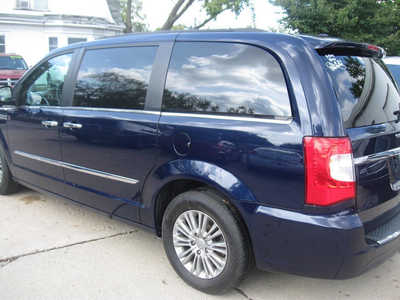 2016 Chrysler Town & Country, $12595. Photo 8