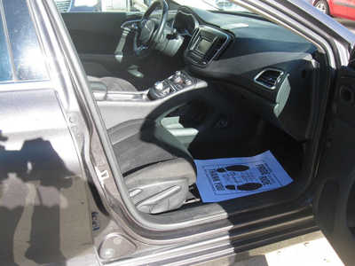 2017 Chrysler 200, $9195. Photo 10