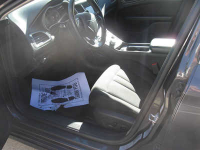 2017 Chrysler 200, $9195. Photo 4