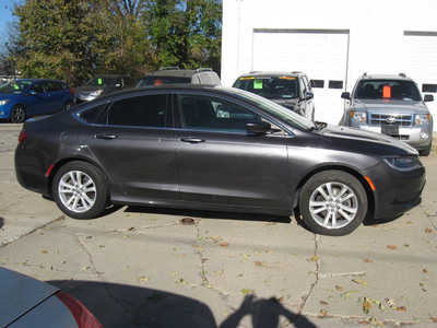 2017 Chrysler 200, $9195. Photo 8