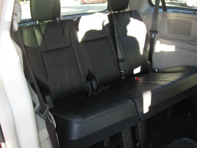 2014 Chrysler Town & Country, $7595. Photo 10