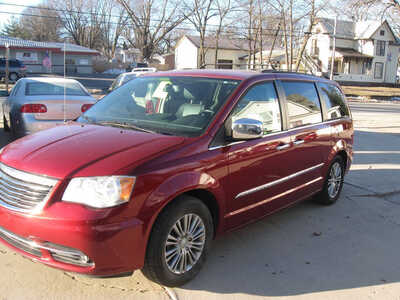 2014 Chrysler Town & Country, $7595. Photo 2