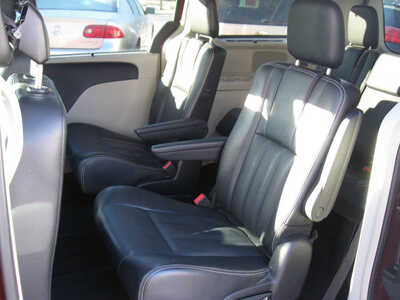 2014 Chrysler Town & Country, $7595. Photo 4