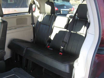 2014 Chrysler Town & Country, $7595. Photo 5