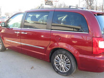 2014 Chrysler Town & Country, $7595. Photo 6