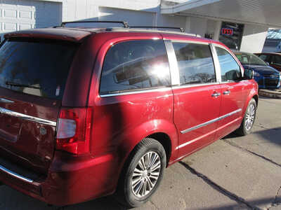 2014 Chrysler Town & Country, $7595. Photo 9
