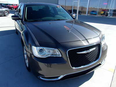 2019 Chrysler 300, $17900. Photo 2