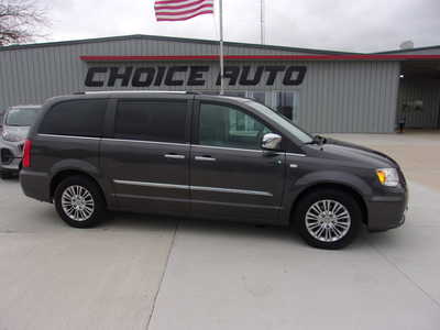 2014 Chrysler Town & Country, $12900. Photo 2
