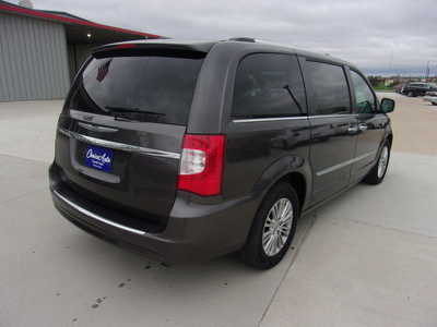 2014 Chrysler Town & Country, $12900. Photo 3
