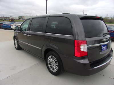 2014 Chrysler Town & Country, $12900. Photo 5