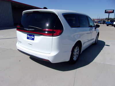2023 Chrysler Pacifica, $23400. Photo 3