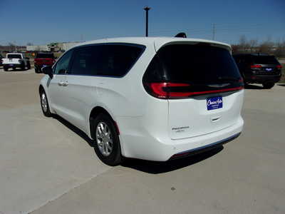 2023 Chrysler Pacifica, $23400. Photo 5